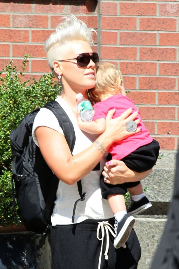 Pink à la sortie de son hôtel avec sa fille Willow, à New York, le 19 septembre 2012.