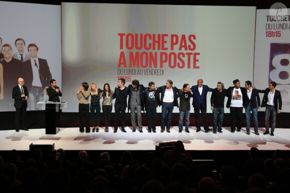Toute l'équipe de Touche pas à mon poste lors de la conférence de presse de lancement de la chaîne D8, au carrousel du Louvre, le 20 septembre 2012