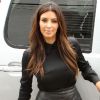 Kim Kardashian, habillée d'une chemise Acne, d'une jupe en cuir et de sandales Tom Ford à Miami. Le 16 septembre 2012.
