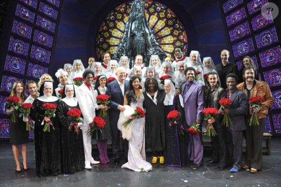 Whoopi Goldberg et la troupe à la première de Sister Act au Théâtre Mogador, à Paris, le 20 septembre 2012.