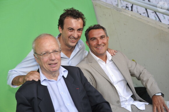 Thierry Roland, entouré de Jean-Marc Ferreri et Vincent Couëffé le 28 juillet 2010 en Tunisie.