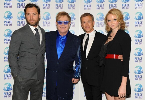 Jude Law, Elton John, Jeremy Gilley et Lily Cole au concert annuel pour l'association Peace One Day à l'occasion de la Journée internationale de la paix au Stade de Wembley à Londres, le 21 septembre 2012.