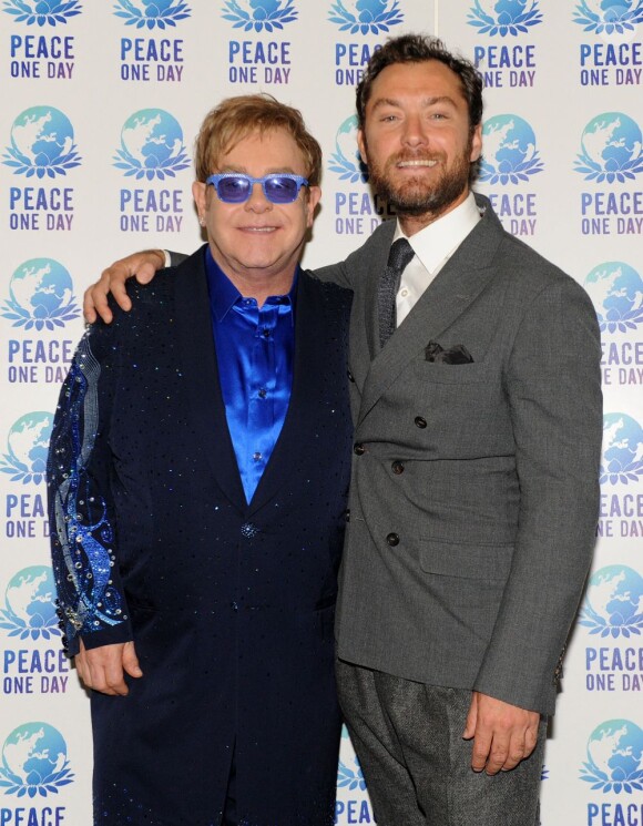 Jude Law et Elton John au concert annuel pour l'association Peace One Day à l'occasion de la Journée internationale de la paix au Stade de Wembley à Londres, le 21 septembre 2012.