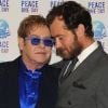 Jude Law très affectueux envers Elton John au concert annuel pour l'association Peace One Day à l'occasion de la Journée internationale de la paix au Stade de Wembley à Londres, le 21 septembre 2012.