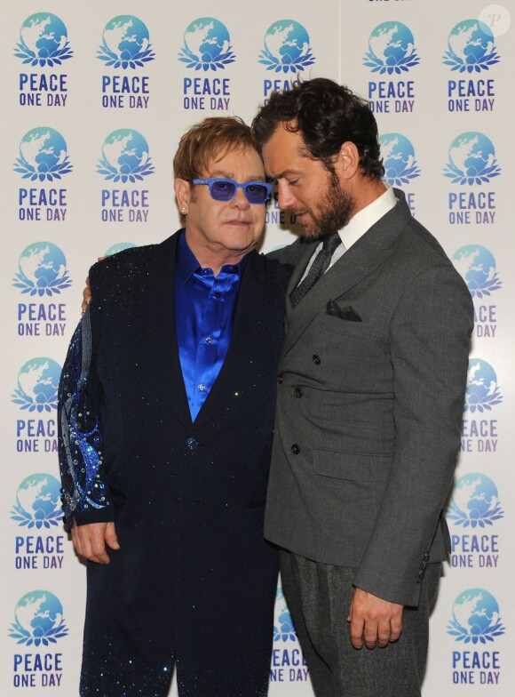 Jude Law très affectueux envers Elton John au concert annuel pour l'association Peace One Day à l'occasion de la Journée internationale de la paix au Stade de Wembley à Londres, le 21 septembre 2012.