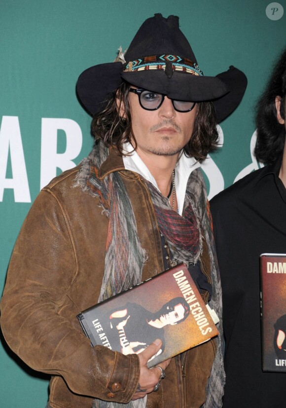 Johnny Depp dans une libraire de New York pour la sortie du livre de son ami Damien Echols, le 21 septembre 2012.