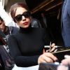 Lady Gaga quitte son hôtel pour se rendre sur les Champs-Elysées faire le lancement de son parfum à Paris le 23 septembre 2012