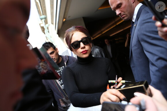 Lady Gaga quitte son hôtel pour se rendre sur les Champs-Elysées faire le lancement de son parfum à Paris le 23 septembre 2012