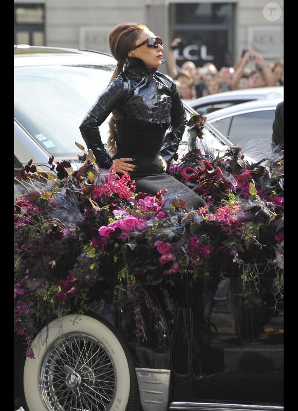 Lady Gaga arrive comme une diva sur une jaguar remplie de fleurs pour présenter son nouveau parfum Fame au magasin Sephora sur les Champs-Elysées le 23 septembre 2012