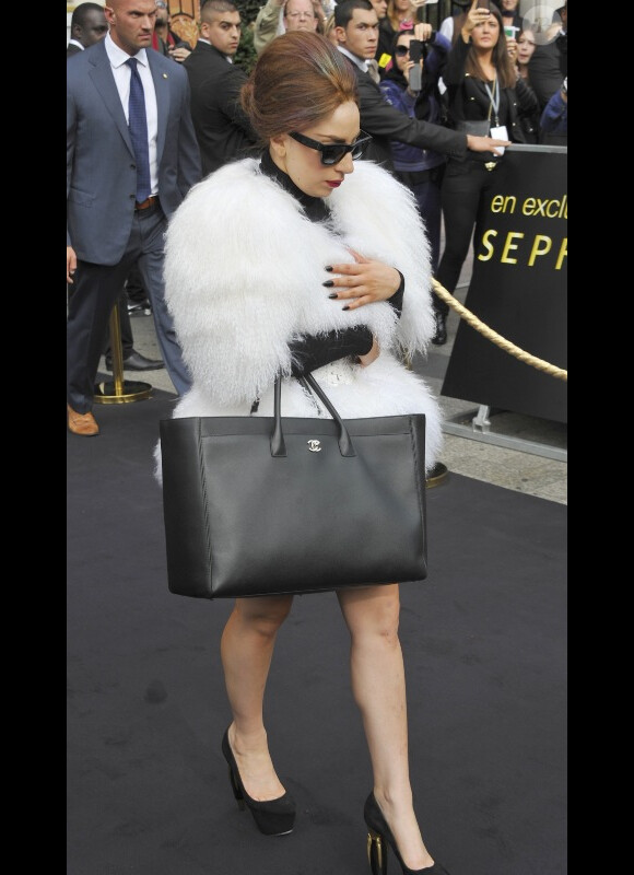 Lady Gaga : sublime en fourrure blanche à la sortie de chez Séphora où elle a présenté son nouveau parfum Fame sur les Champs-Elysées le 23 septembre 2012