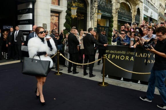 Lady Gaga quitte Sephora le 23 septembre 2012 à Paris