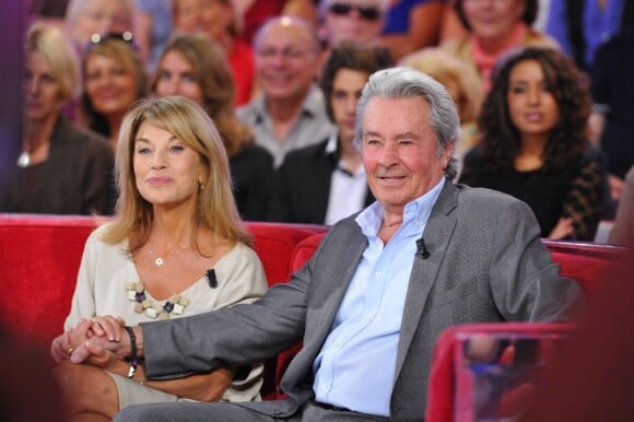 Nicole Calfan et Alain Delon lors de l'enregistrement de l'émission Vivement dimanche, diffusé sur France 2 le 9 septembre 2012