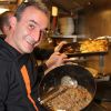 Pascal Sellem en cuisine lors d'une soirée people au restaurant O'Mantra à Paris le 23 septembre 2012
