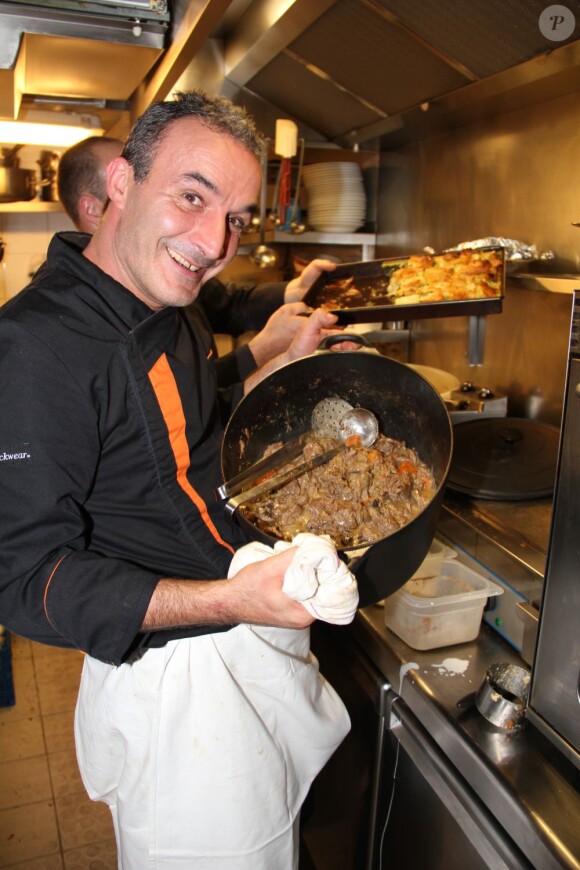 Pascal Sellem en cuisine lors d'une soirée people au restaurant O'Mantra à Paris le 23 septembre 2012