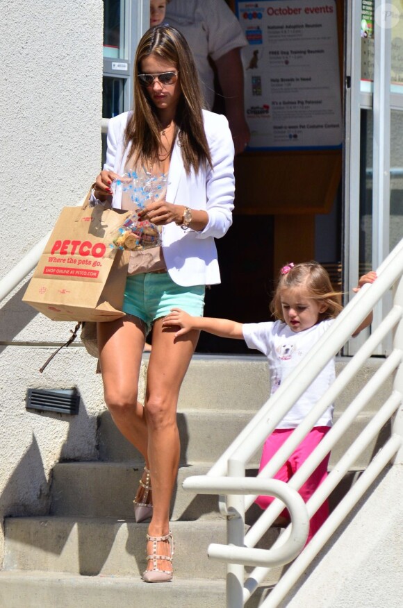 Alessandra Ambrosio et Anja sortent de la boutique Petco à Santa Monica. Le 24 septembre 2012.