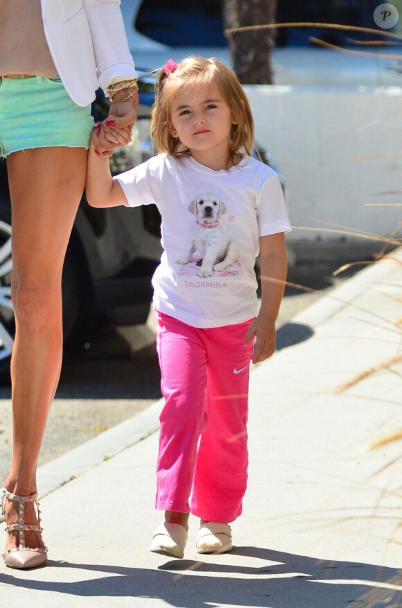 Anja accompagne sa mère Alessandra Ambrosio pour effectuer quelques achats chez Petco. Santa Monica, le 24 septembre 2012.