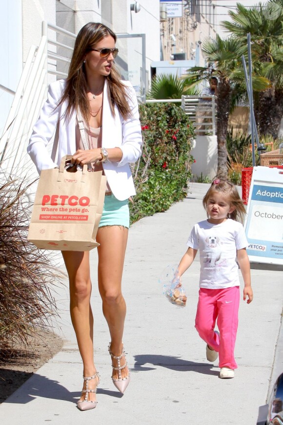 Alessandra Ambrosio, stylée dans sa fille Anja fait la grimace. Santa Monica, le 24 septembre 2012.
