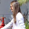 Alessandra Ambrosio embarque dans son Range Rover avec sa fille Anja saprès un passage chez Petco. Santa Monica, le 24 septembre 2012.