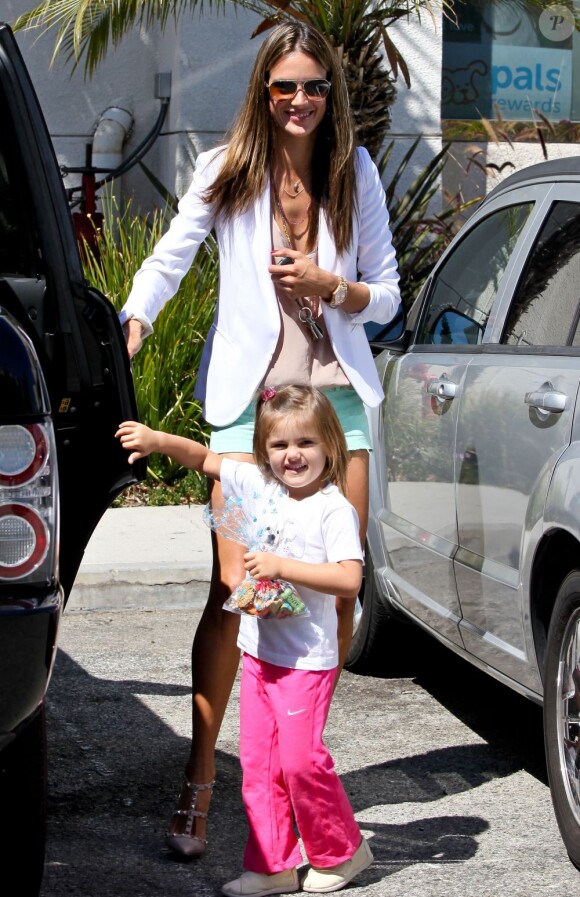 Alessandra Ambrosio, souriante, stylée et accompagnée de sa fille Anja à Santa Monica. Le 24 septembre 2012.