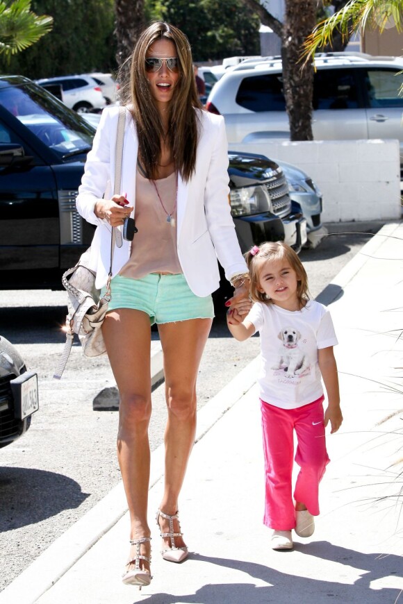 Alessandra Ambrosio et sa fille Anja se rendent chez Petco. Santa Monica, le 24 septembre 2012.