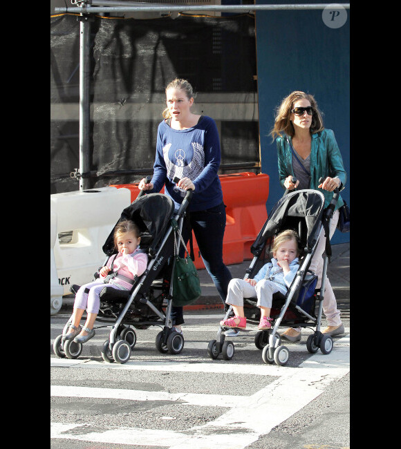 Sarah Jessica Parker et ses jumelles Tabitha et Marion, le 24 septembre 2012 dans les rues de New York