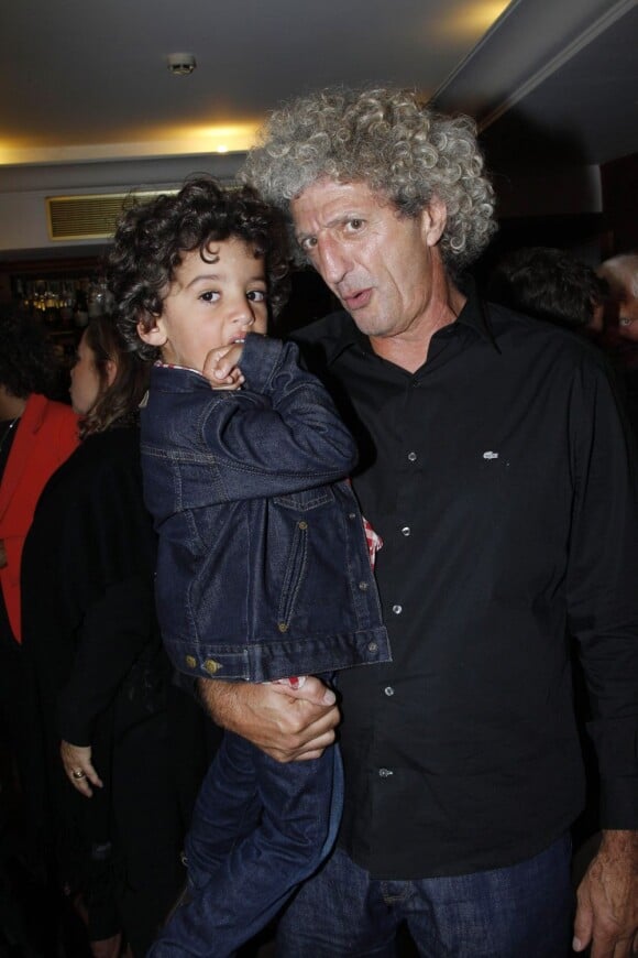 Elie Chouraqui et son fils à la soirée où Arlette Gordon a été décorée, au club 13 à Paris le 23 septembre.