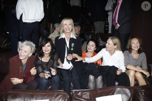 Arlette Gordon entre ses amies Tonie Marshall, Evelyne Bouix, Anouk Aimée, Marthe Keller et Nathalie Baye, au club 13 à Paris le 23 septembre.