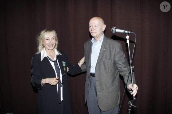 Gilles Jacob, président du Festival de Cannes, remet les insignes d'Officier de l'Ordre des Arts et Lettres a Arlette Gordon, au club 13 à Paris le 23 septembre.