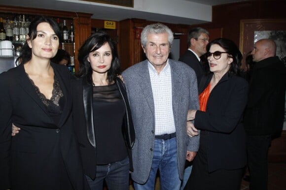 Claude Lelouch avec sa compagne Valerie Perrin, Evelyne Bouix et Anouk Aimée à la soirée où Arlette Gordon a été décorée, au club 13 à Paris le 23 septembre.