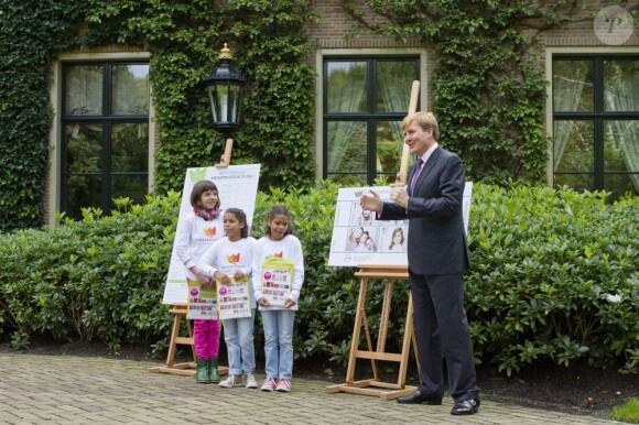 Le prince Willem-Alexander des Pays-Bas lançait le 25 septembre 2012 l'opération Kinderpostzegels (les timbres pour les enfants). Cette année, ce sont ses propres filles Catharina-Amalia, Alexia et Ariane qui ont servi de modèles pour les timbres caritatifs.