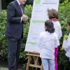 Le prince Willem-Alexander des Pays-Bas lançait le 25 septembre 2012 l'opération Kinderpostzegels (les timbres pour les enfants). Cette année, ce sont ses propres filles Catharina-Amalia, Alexia et Ariane qui ont servi de modèles pour les timbres caritatifs.