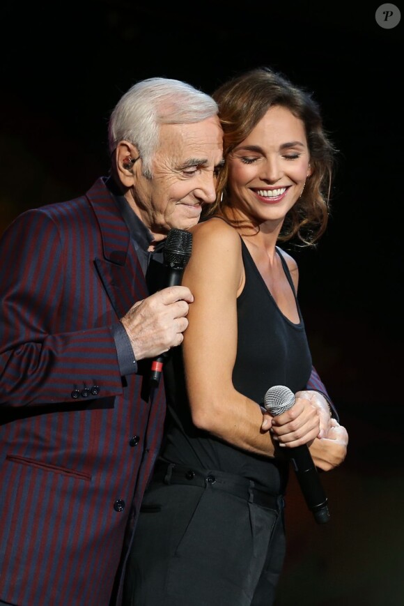 Charles Aznavour et Claire Keim sur le plateau de l'émission Hier Encore enregistrée le 19 septembre 2012.
Photo exclusive. Interdiction de reproduction