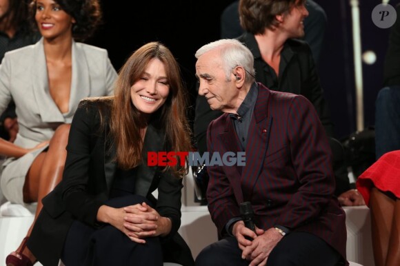 Carla Bruni et Charles Aznavour : moment de complicité sur le plateau de l'émission Hier Encore enregistrée le 19 septembre 2012.
Photo exclusive. Interdiction de reproduction