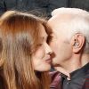 Carla Bruni savoure un bel instant avec Charles Aznavour sur le plateau de l'émission Hier Encore enregistrée le 19 septembre 2012.
Photo exclusive. Interdiction de reproduction