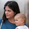 Selma Blair et son fils Arthur (14 mois), dans les rues de Los Angeles le vendredi 29 septembre.