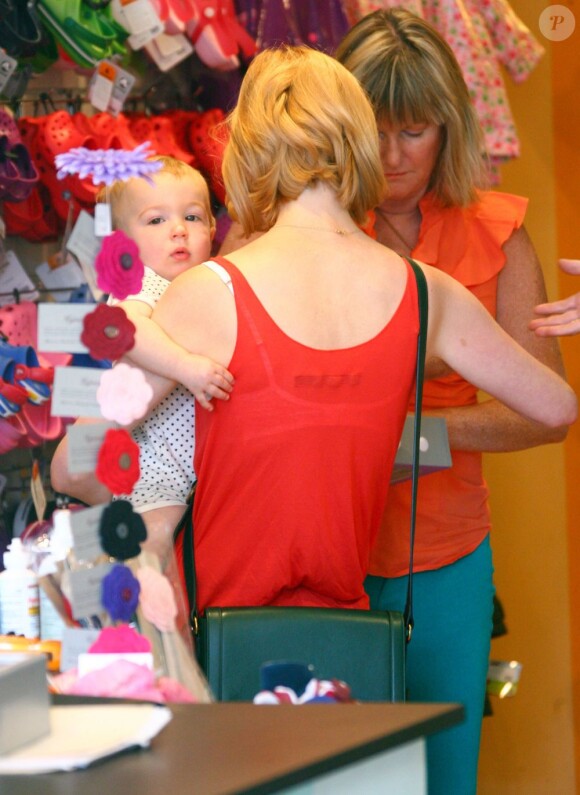 January Jones et son fils Xander faisant du shopping à Silver Lake, le samedi 30 septembre.