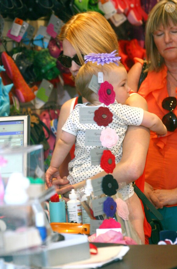 L'actrice January Jones, son fils Xander et sa mère Karen, faisant du shopping à Silver Lake, le samedi 30 septembre.