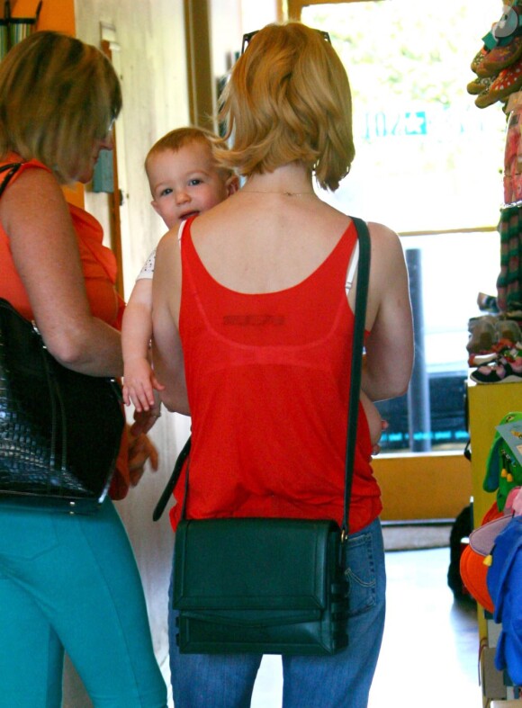 January Jones, son fils Xander et sa mère Karen faisant du shopping à Silver Lake, le samedi 30 septembre.