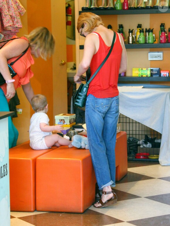 L'actrice January Jones, son fils Xander et sa mère Karen faisant du shopping à Silver Lake, le samedi 30 septembre.