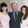 Mark Harmon entouré de Pauley Perrette, Cote de Pablo et des autres acteurs principaux de la série NCIS à Los Angeles, le 1er octobre 2012.