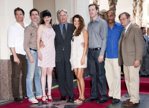Mark Harmon entouré de Pauley Perrette, Cote de Pablo et des autres acteurs principaux de la série NCIS à Los Angeles, le 1er octobre 2012.