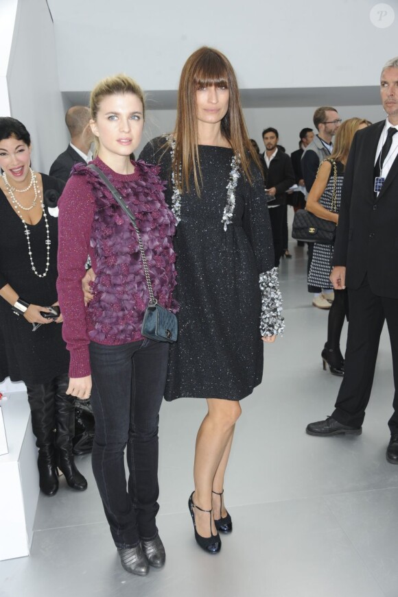 Cécile Cassel et Caroline de Maigret au défilé Chanel organisé au Grand Palais le 2 octobre 2012