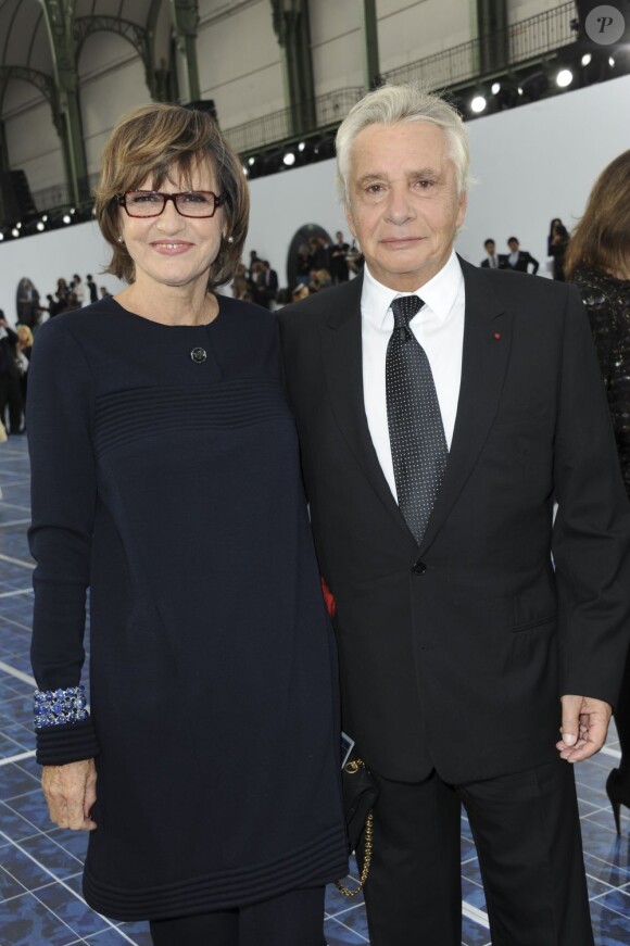 Michel Sardou et son épouse Anne-Marie Périer au défilé Chanel organisé au Grand Palais le 2 octobre 2012