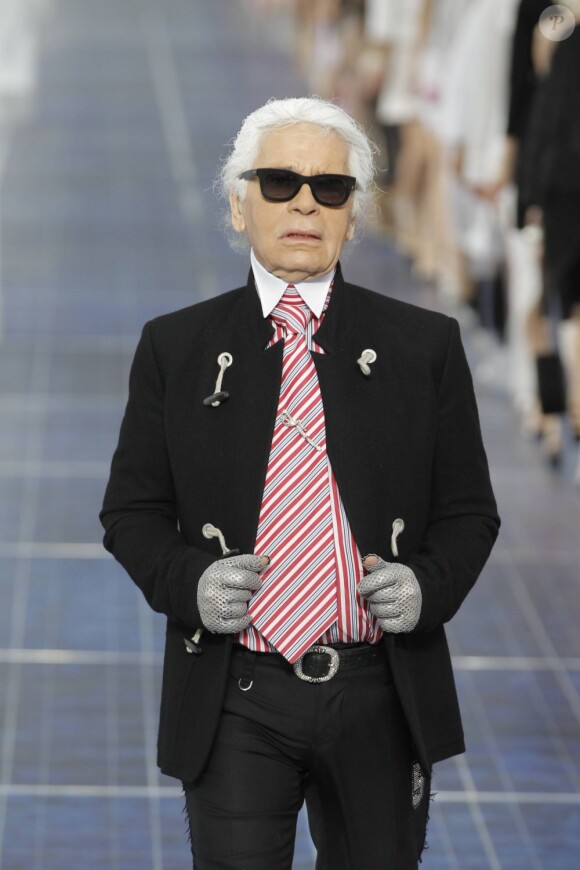 Karl Lagerfeld à l'issue de son défilé Chanel à Paris le 2 octobre 2012