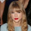Taylor Swift, ravissante au premier rang du défilé prêt-à-porter printemps-été 2013 d'Elie Saab à l'Espace Éphémère du jardin des Tuileries. Paris, le 3 octobre 2012.