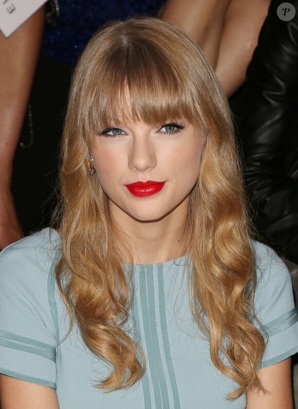 Taylor Swift, ravissante au premier rang du défilé prêt-à-porter printemps-été 2013 d'Elie Saab à l'Espace Éphémère du jardin des Tuileries. Paris, le 3 octobre 2012.