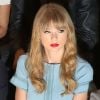Taylor Swift, attentive à côté de Virginie Ledoyen lors du défilé prêt-à-porter d'Elie Saab à l'Espace Éphémère du jardin des Tuileries. Paris, le 3 octobre 2012.