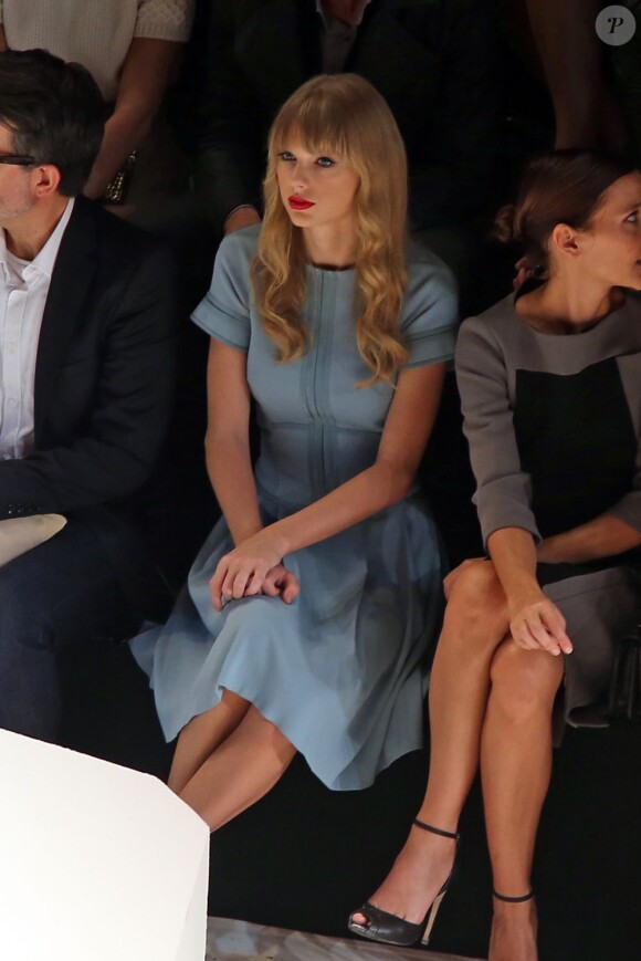 Taylor Swift, attentive lors du défilé prêt-à-porter d'Elie Saab à l'Espace Éphémère du jardin des Tuileries. Paris, le 3 octobre 2012.