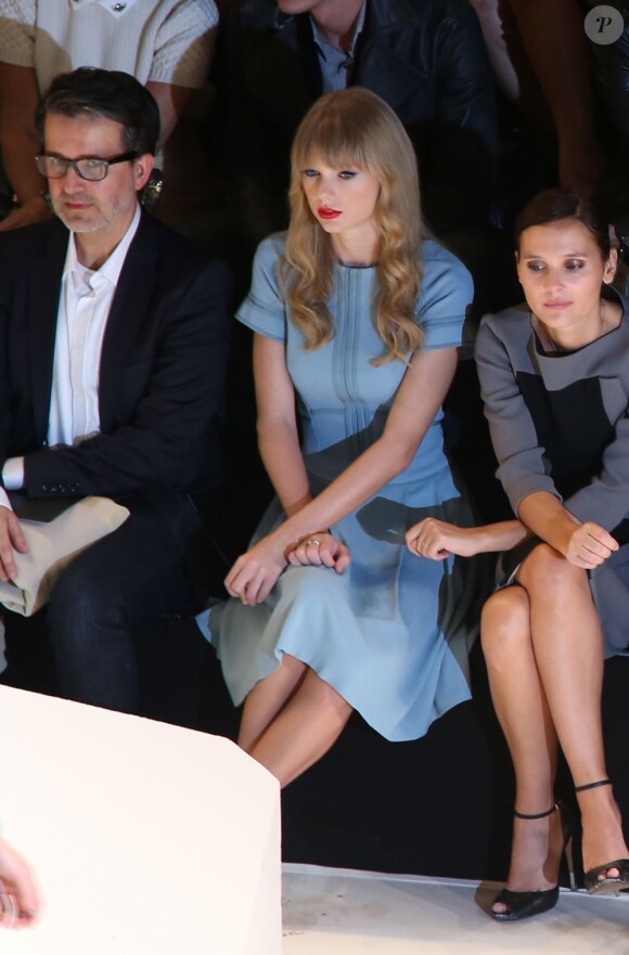 Taylor Swift et Virginie Ledoyen lors du défilé prêt-à-porter d'Elie Saab à l'Espace Éphémère du jardin des Tuileries. Paris, le 3 octobre 2012.