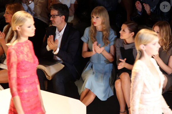 Taylor Swift applaudit le final du défilé prêt-à-porter d'Elie Saab à l'Espace Éphémère du jardin des Tuileries. Paris, le 3 octobre 2012.